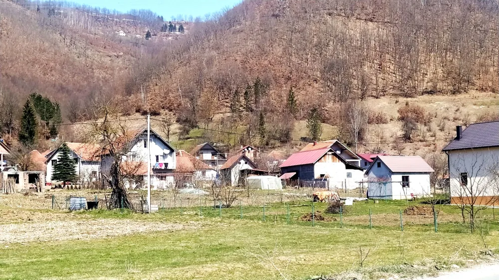 Мјештани Затона апелују на надлежне у Бијелом Пољу: Јавну расвјету и тротоар могу добити скоро бесплатно