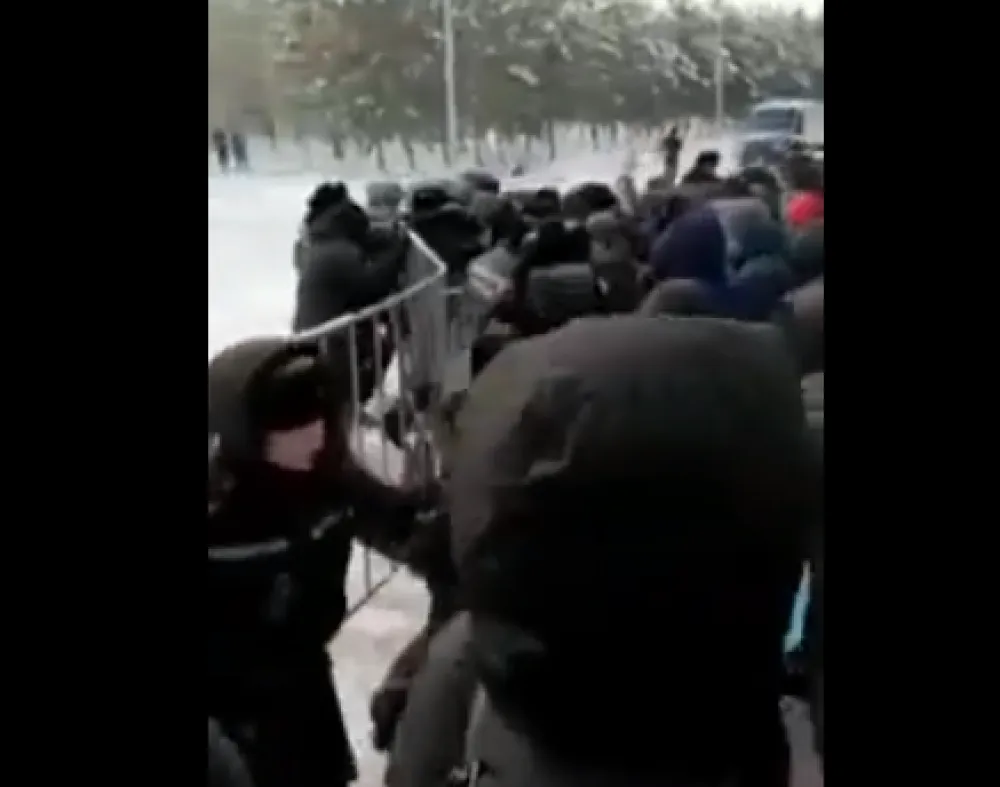 (ВИДЕО) Казахстан: Демонстранти покушавају упад и код предсједника