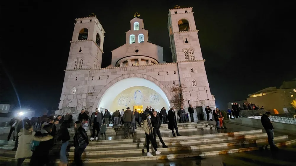 (ФОТО и ВИДЕО) Погледајте како је прослављено Бадње вече испред Храма у Подгорици