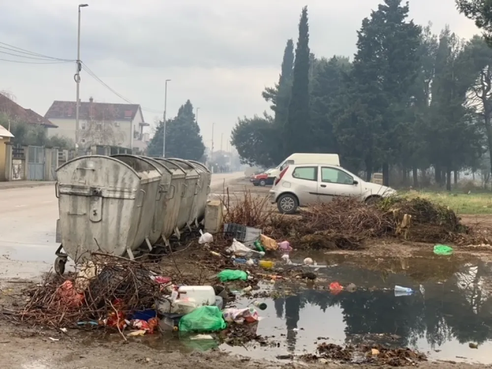 Орјенска улица затрпана смећем: Фале контејнери у бочним улицама