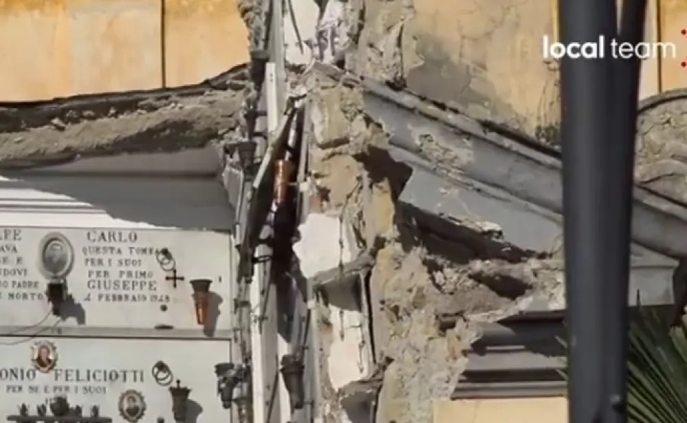 (ВИДЕО) Напуљ: Урушило се гробље, 200 гробница оштећено