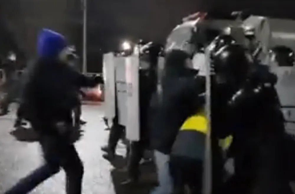 (ВИДЕО) Апокалипса у Казахстану: Алмати у рушевинама, банке опљачкане