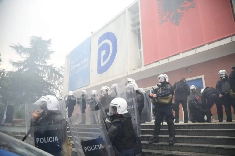 Хаос у Алабанији: Сукоб присталица двије струје демократске странке