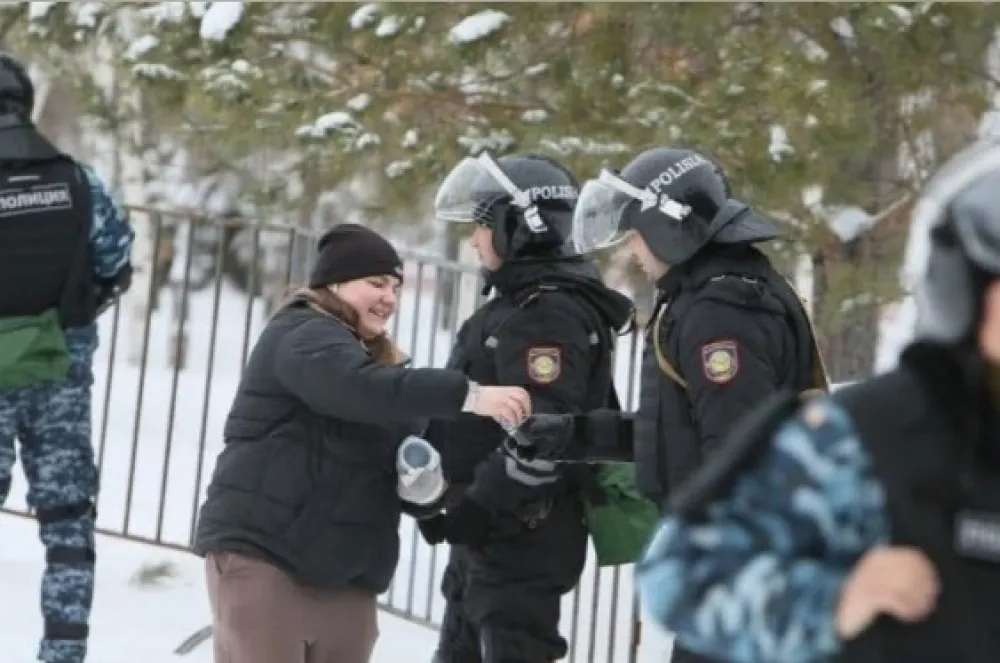 Војска контролише све прилазе Алматију, пуцњава у предграђу