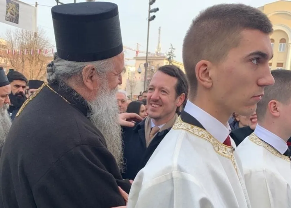 (ФОТО) Дирљив сусрет митрополита и принца Карађорђевића у Бањалуци