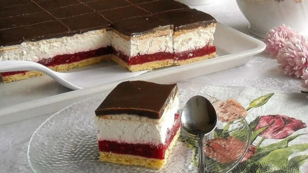 Облак коцке са малинама