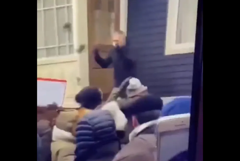 (ВИДЕО) Антиваксери напали члана Макронове странке: Гађали га блатом