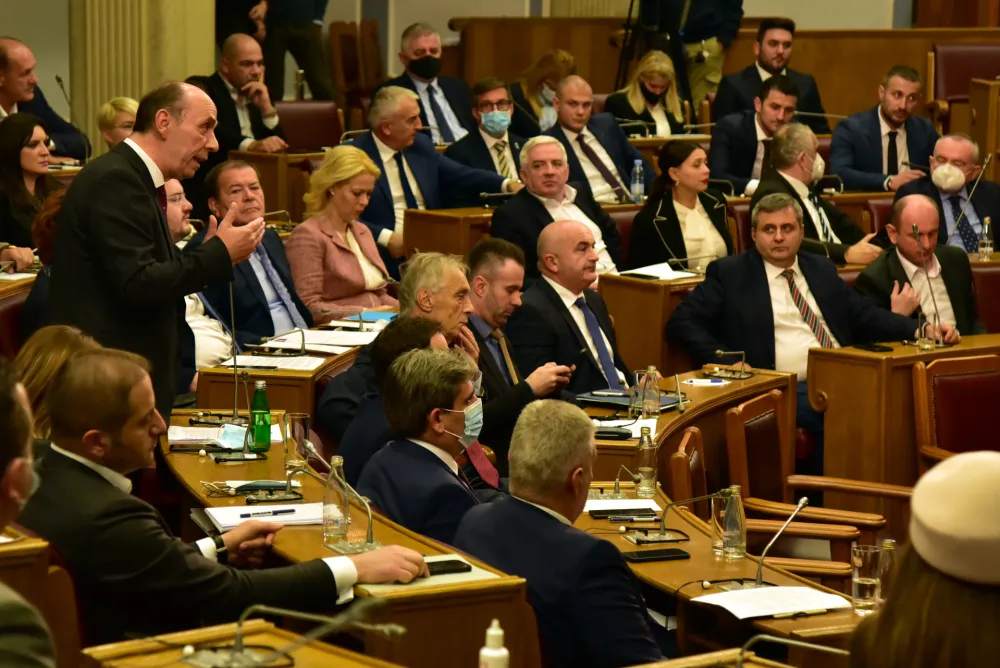 Због кршења закона на суду 46 посланика и 91 функционер нове власти