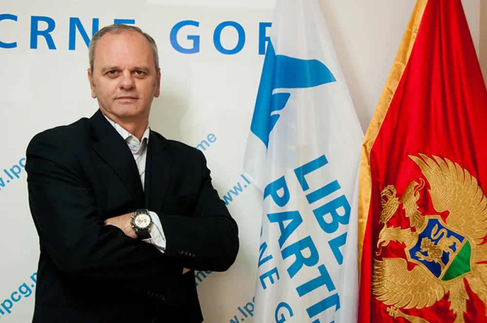 Шаиновић: ДФ наставља да гнусно увлачи Црну Гору у блато у коjем се они комотниjе осjећаjу