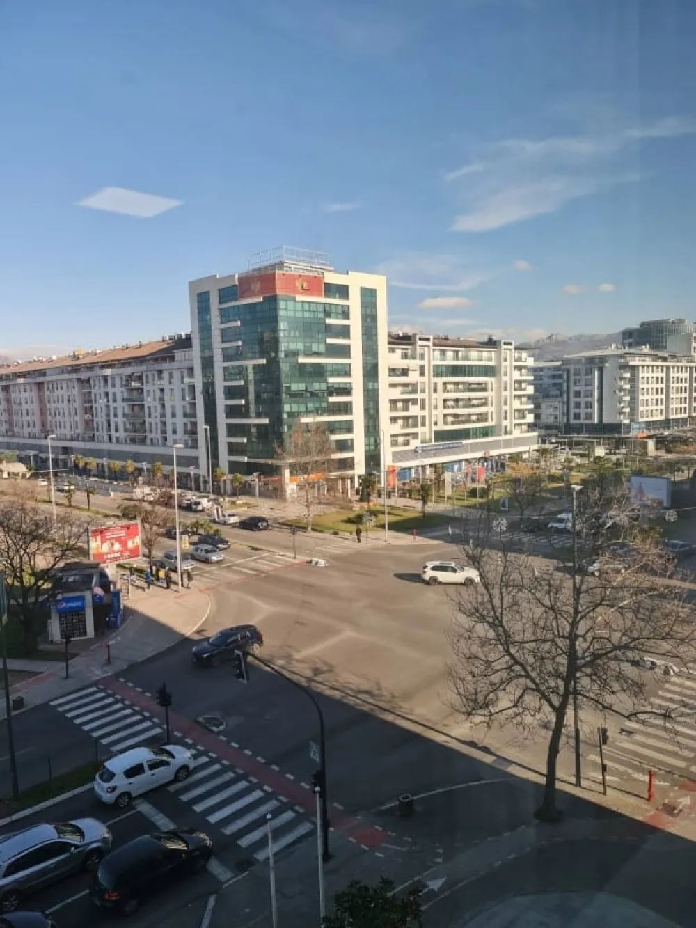 Вјетар однио кров зграде на булевару у Подгорици