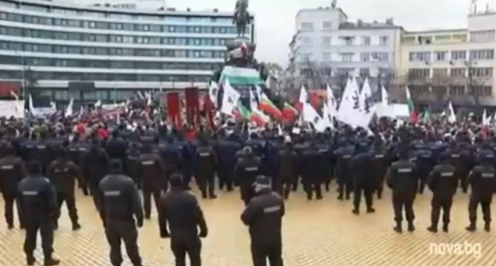 Демонстранти у Бугарској се сукобили са полицијом, покушали да упадну у Скупштину