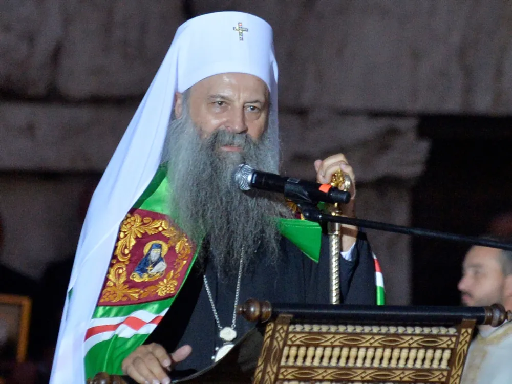 Патријарх Порфирије има лаке симптоме, али обавља своје обавезе