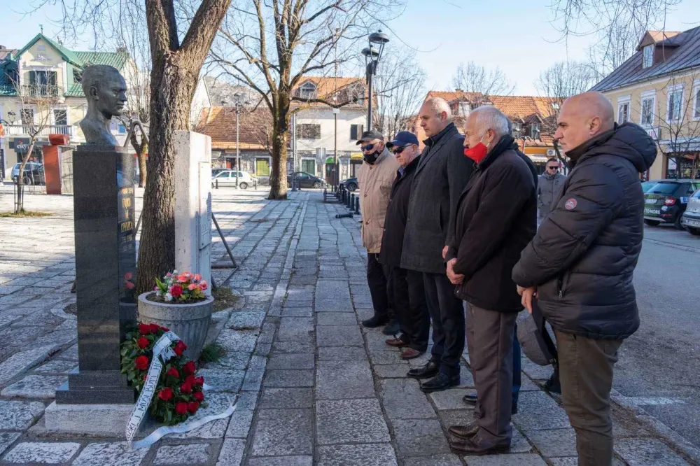 Кашћелан положио виjенац на споменик Крушки и Хоџићу: Они су симболи борбе и љубави према Црноj Гори
