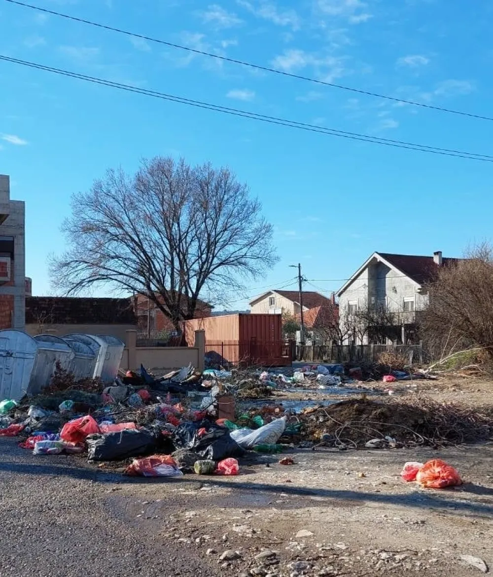 Смеће затрпало Улицу Васа Брацанова