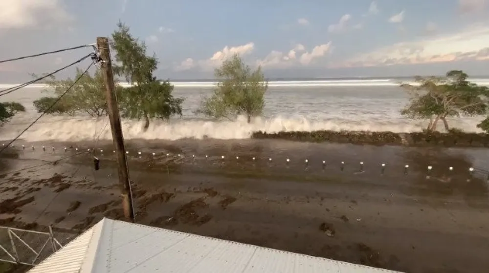 Тонга издала упозорење на цунами после ерупције подводног вулкана