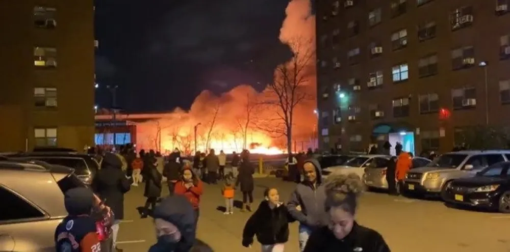 (ВИДЕО) Пожар у Њу Џерсију, шири се ка складишту са хемикалијама