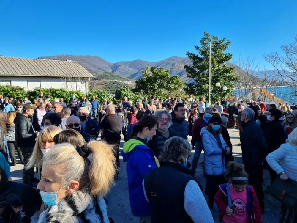 Протест испред болнице у Мељинама: Болница не смије бити затворена!