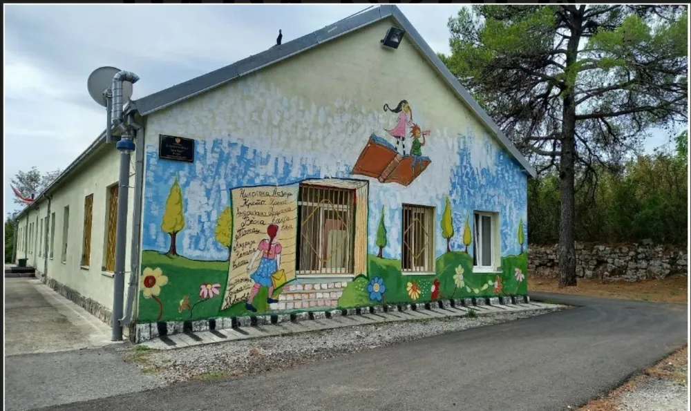 Дотрајале клупе и столице