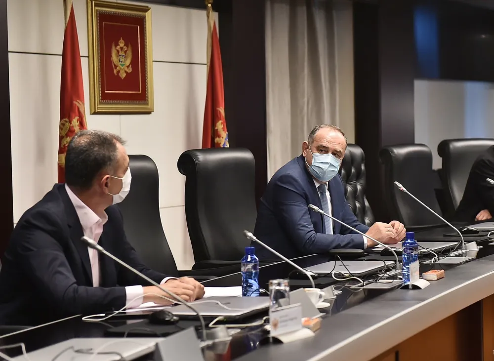 ДРИ утврдила да су претходно руководство Министарства здравља и један број установа незаконито исплаћивали прековремене сате