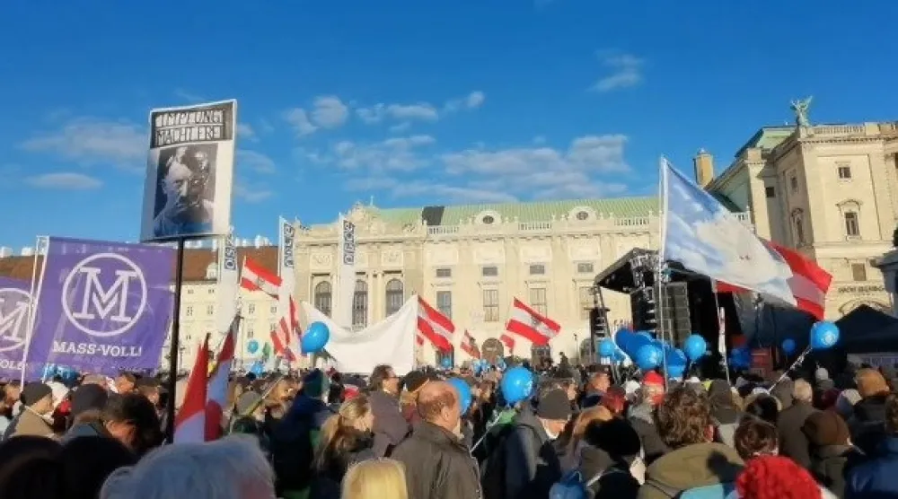 (ВИДЕО) Хаос на протестима у Бечу: Демонстранти носили Хитлерову слику