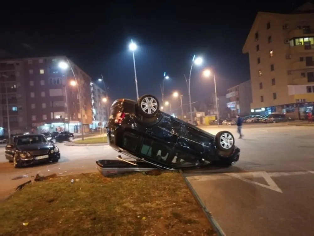 (ВИДЕО/ФОТО) Удес на Старом аеродрому: Аутомобил завршио на крову, двије особе лакше повријеђене