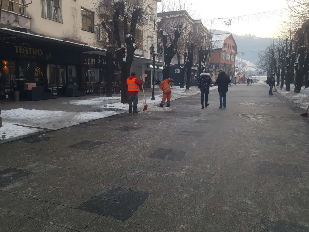 Упркос мразу, комуналци предузећа "Лим" 24 сата на терену