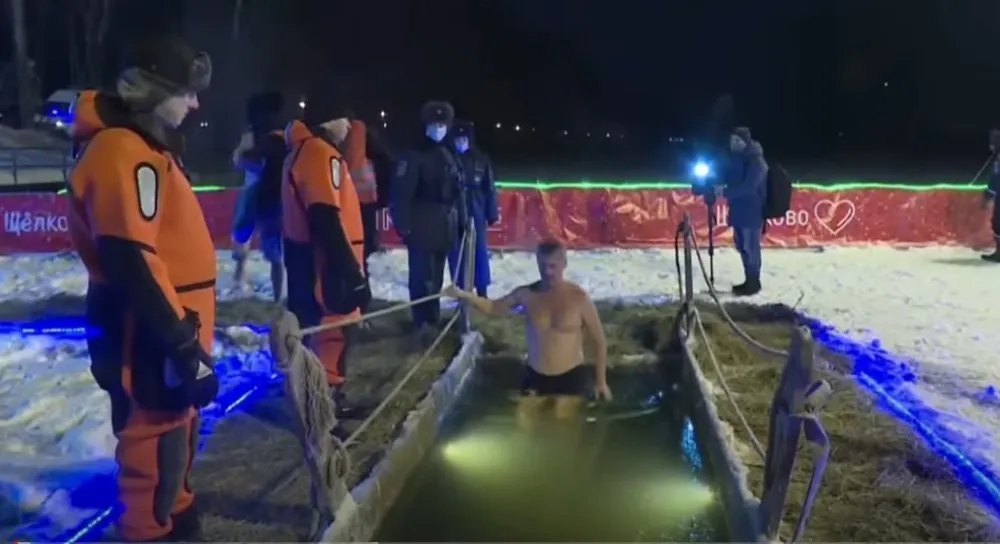 (ВИДЕО) Руси нису изневјерили традициjу на Богоjављење: Купање на -20 степени Целзиjуса