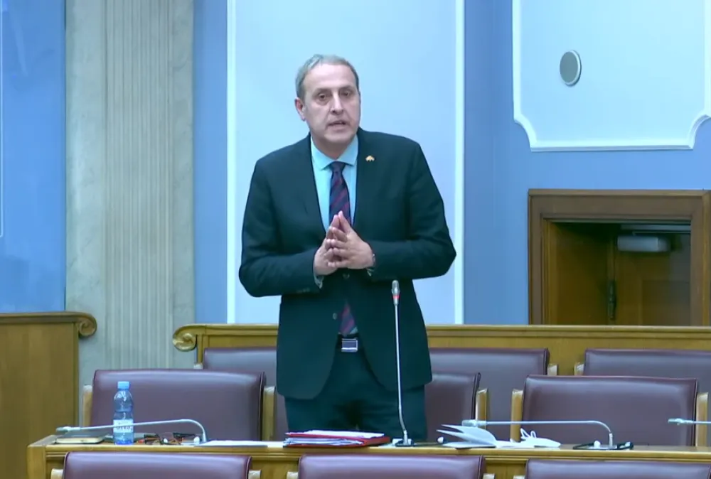 Поповић: Ускоро инициjатива за разрjешење Бечића