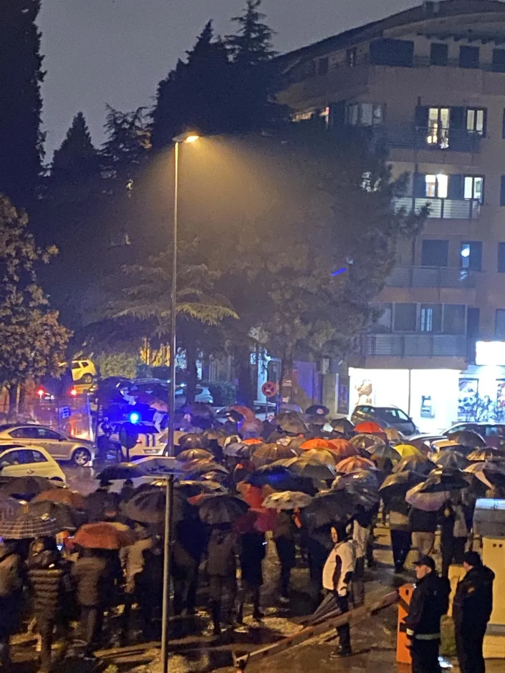 (ВИДЕО/ФОТО) Протест због иницијативе за смјену Влaде измјештен испред СНП-а: Дритан враћа Мила и тиранију на власт