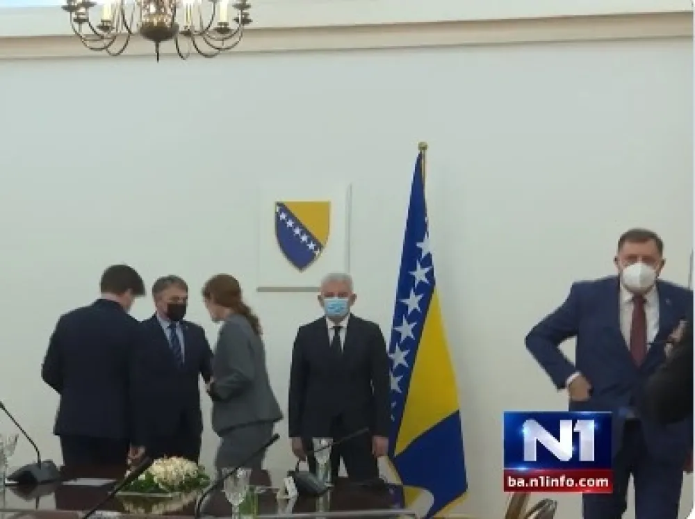 (ВИДЕО) Скандал у Сарајеву: Додик одбио да се фотографише са амбасадором САД