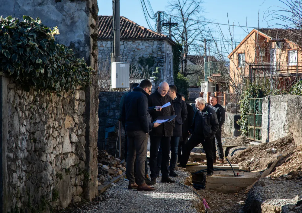 У Улици Сава Лубарде укопавају каблове па раде калдрму