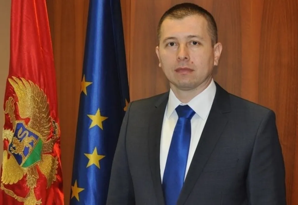 Рабреновић: Од не дамо светиње до не дамо фотеље