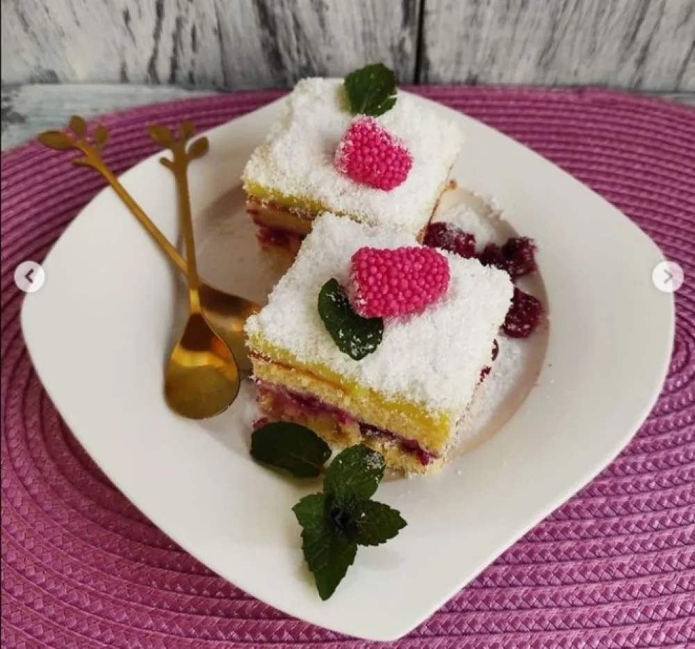 Коцке са вишњама и кокосом