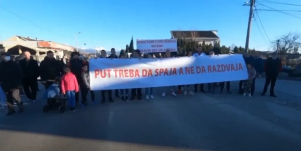 (ВИДЕО) Протест мјештана Горње Горице: Пут треба да спаја, а не да раздваја