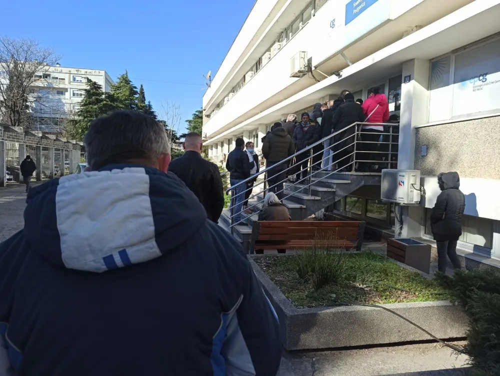 (ВИДЕО) Редови испред наплатног пункта ЕПЦГ