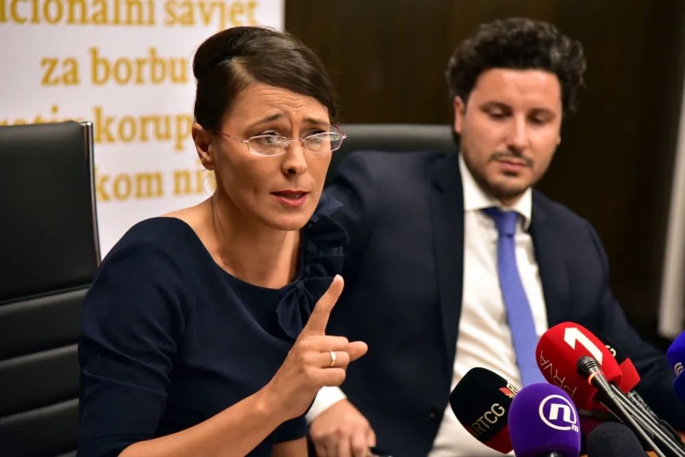 Поповић, Ћаловић Марковић и Поповић Самарџић поднијели оставке