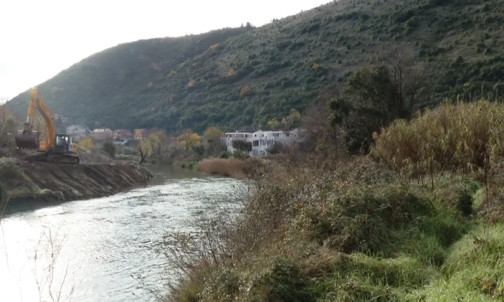 Услед обиља водотока и непланске градње: Клизи Канли кула, угрожен и већи дио града