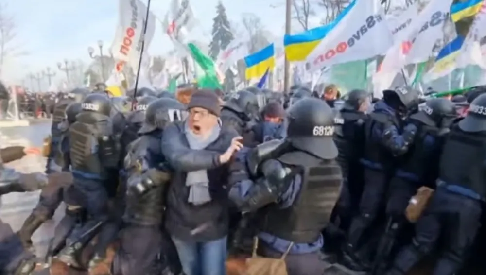 (ВИДЕО) Током демонстрација у Кијеву повријеђено 18 полицајаца и три демонстранта