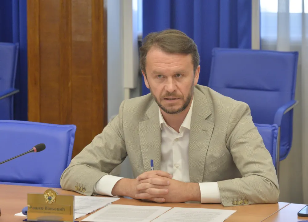 Завршен састанак са дипломатама, Коњевић: Абазовић није разговарао са опозицијом о мањинској влади
