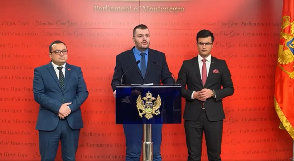 (ВИДЕО) Демократе: Ако народ стане са протестима, биће почињена велеиздаја