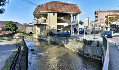 N&euml;p&euml;r Urrel&euml; rrjedhin uj&euml;rat e zeza dhe mbeturinat
