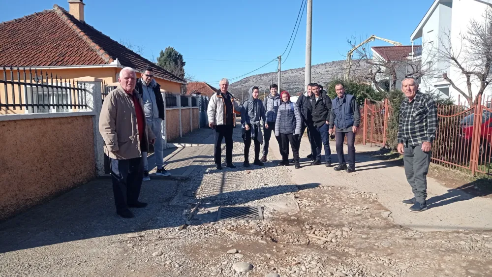 Мјештани Тиватске улице позивају надлежне: Доста прекопавања, може ли мало асфалтирања