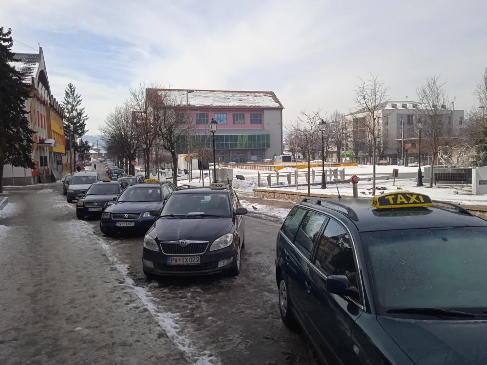 Таксисти код хотела Пљевља задржали стари цјеновник