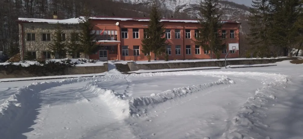 Школа у Лијевој Ријеци затворена јер је снијег блокирао путеве