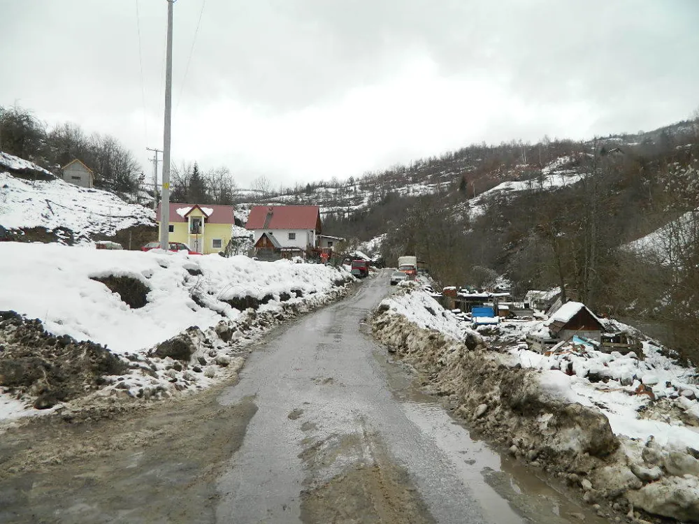 Мјештани поткомовских села на санацију пута чекају десет година