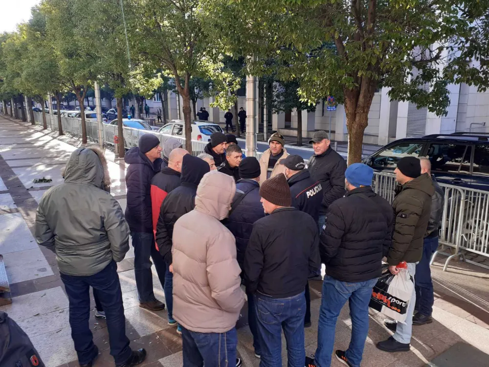 Радници КАП-а чекају пријем код Абазовића