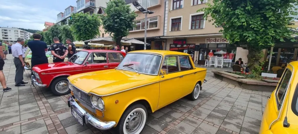 Олдтајмери изложени у централној градској улици