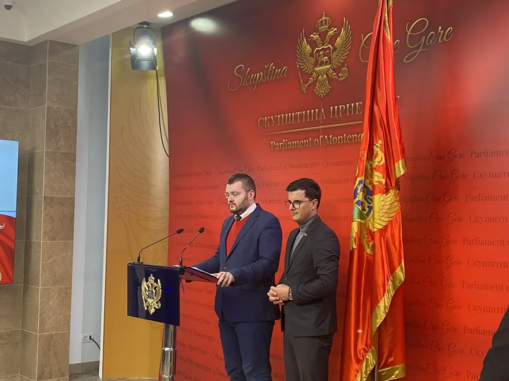 малољетник, уз пријетњу ножем опљачкао кладионице