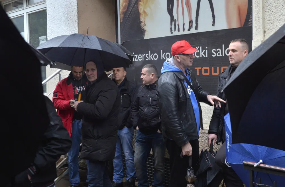 protest radnika kapa, kap, protest radnika, radnici kapa ispred vlade