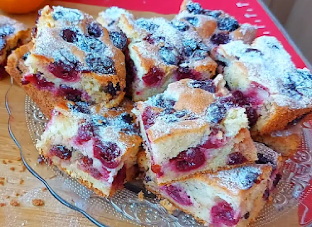 Жути колач са вишњама